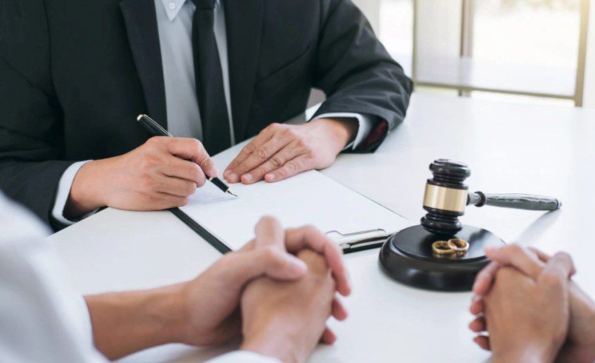 Working with an experienced divorce attorney 