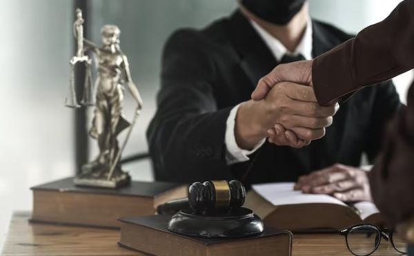 Benefit of hiring a lawyer for first court appearance.